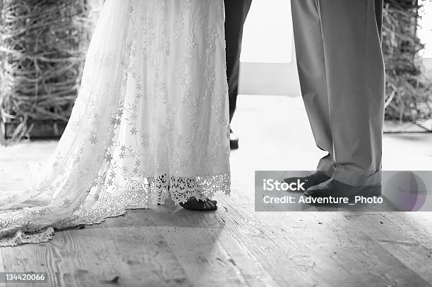 Compromiso Tiempo En La Ceremonia De Boda Foto de stock y más banco de imágenes de Amor - Sentimiento - Amor - Sentimiento, Blanco y negro, Boda