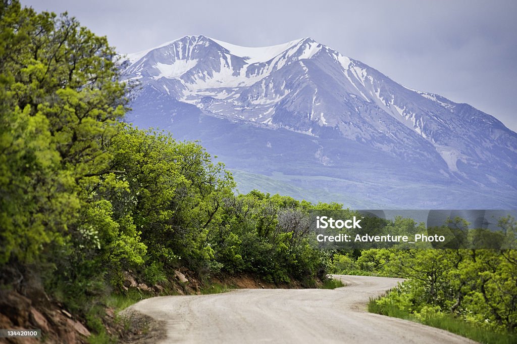 未舗装道路と見事な山の眺め - コロ�ラド州のロイヤリティフリーストックフォト