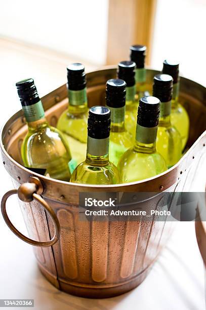 Botellas De Vino Blanco En Bronce Del Cubo De Hielo Foto de stock y más banco de imágenes de Botella