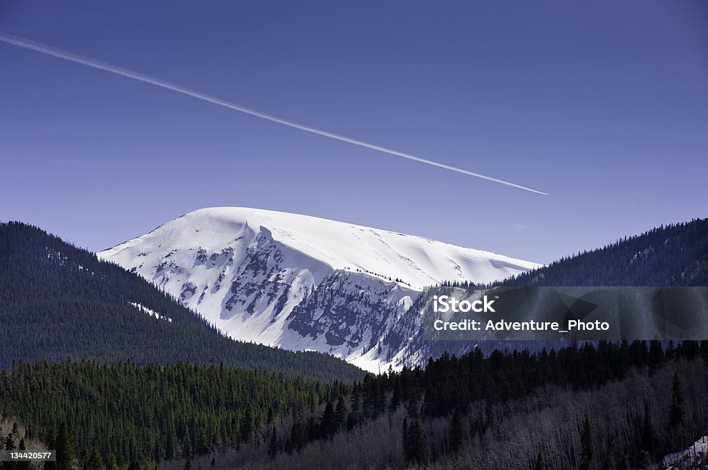 Jet Contrail w błękitne niebo nad malowniczym Mountain - Zbiór zdjęć royalty-free (Niebieski)