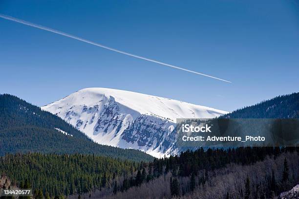 Jet Contrail W Błękitne Niebo Nad Malowniczym Mountain - zdjęcia stockowe i więcej obrazów Niebieski