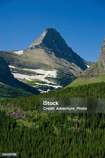 Steep Panorámico Mountain Valley Del Parque Nacional De Los Glaciares Montana Foto de stock y más banco de imágenes de Aire libre