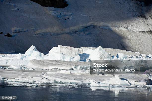 Icebergue Lago Parque Nacional Do Glaciar Montana - Fotografias de stock e mais imagens de Ao Ar Livre - Ao Ar Livre, Branco, Congelado