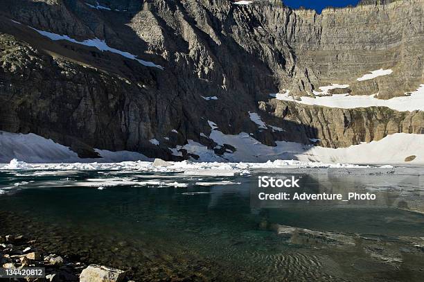 Icebergue Lago Parque Nacional Do Glaciar Montana - Fotografias de stock e mais imagens de Ao Ar Livre - Ao Ar Livre, Branco, Congelado