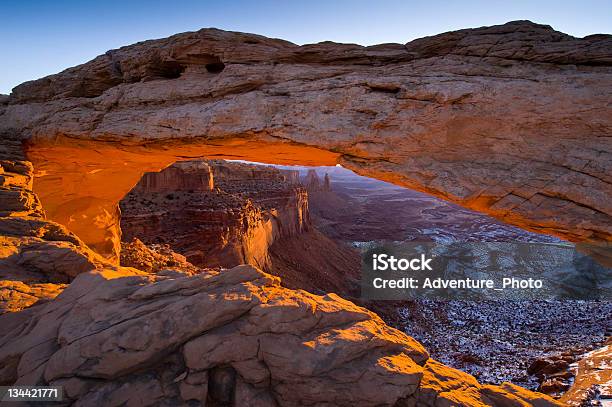 Mesa Arch Krajobraz Canyonlands Moab Utah - zdjęcia stockowe i więcej obrazów Czas - Czas, Fotografika, Góry Red Rocks