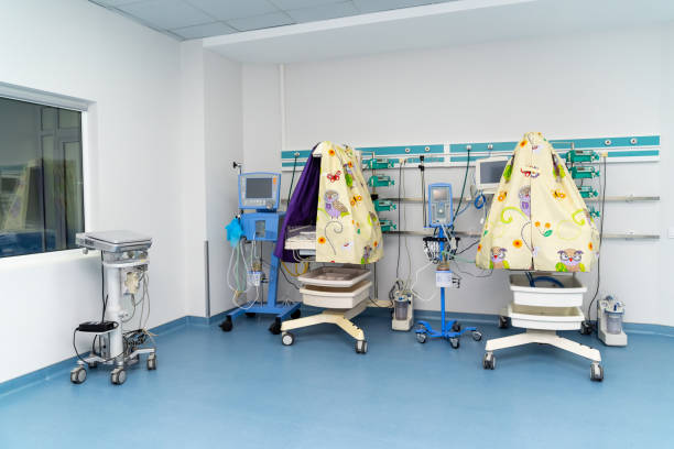 service d’urgence pour bébés vides de l’hôpital. urgence intérieure moderne avec personne dans le service. - sterilely photos et images de collection