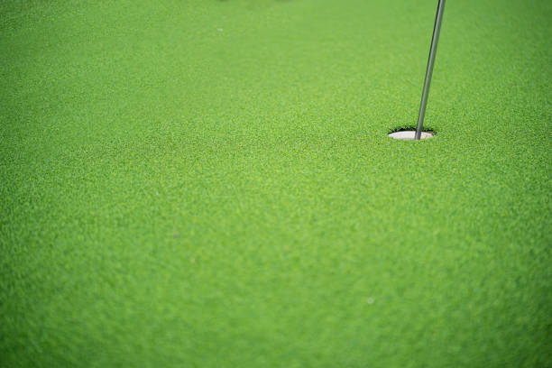 晴れた日に緑のコースのゴルフホール - putting green practicing putting flag ストックフォトと画像
