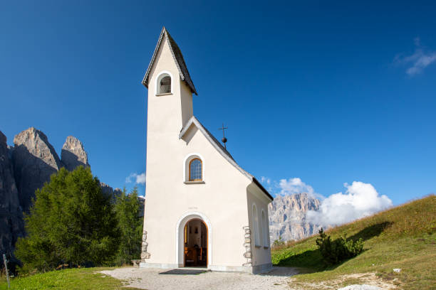 альпийская часовня сан-маурицио на перевале гардена - sella pass стоковые фото и изображения