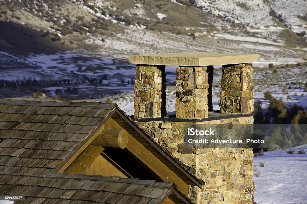 Detalles arquitectónicos chimenea de piedra en su hogar - Foto de stock de Aire libre libre de derechos