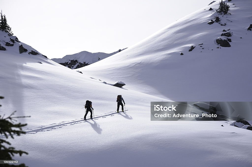 Двух лыжных экскурсий лыжников подход Горный перевал - Стоковые фото Гора роялти-фри