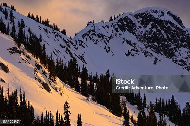 Photo libre de droit de Monts Selkirk Canada Au Coucher Du Soleil banque d'images et plus d'images libres de droit de Cabane - Structure bâtie - Cabane - Structure bâtie, Canada, Chaîne de montagnes