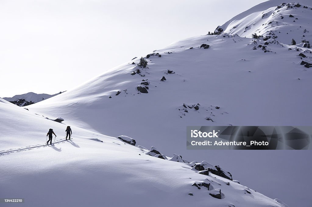 Zwei Ski Touring Skifahrer Ansatz Mountain-Pass - Lizenzfrei Gebirge Selkirk Mountains Stock-Foto