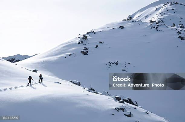 Zwei Ski Touring Skifahrer Ansatz Mountainpass Stockfoto und mehr Bilder von Gebirge Selkirk Mountains - Gebirge Selkirk Mountains, Berg, Bergpass