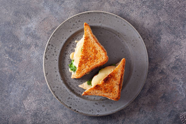 espinafre de queijo grelhado e sanduíche de tomate em fundo de concreto - cheese sandwich - fotografias e filmes do acervo