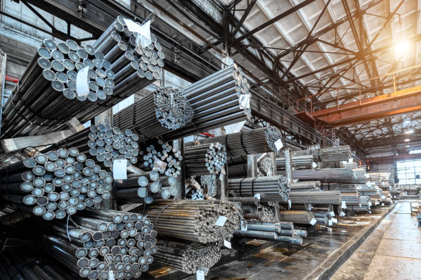 lager für gewalztes metall. viele packungen metallstangen in den regalen - stahl stock-fotos und bilder