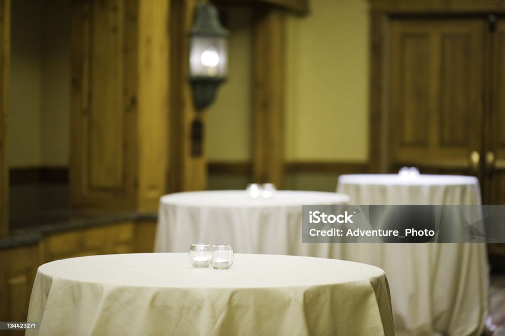 Leere Tische mit Tischdecken und brennenden Kerzen - Lizenzfrei Großer Speisesaal Stock-Foto