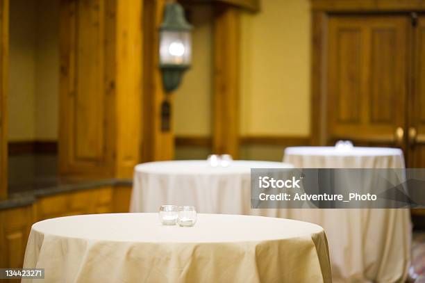 Leere Tische Mit Tischdecken Und Brennenden Kerzen Stockfoto und mehr Bilder von Großer Speisesaal - Großer Speisesaal, Niemand, Bildschärfe
