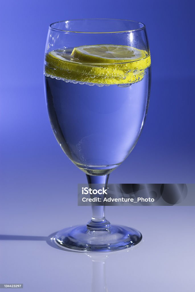 Blaues Glas mit Zitrone und Mineralwasser - Lizenzfrei Alkoholfreies Getränk Stock-Foto