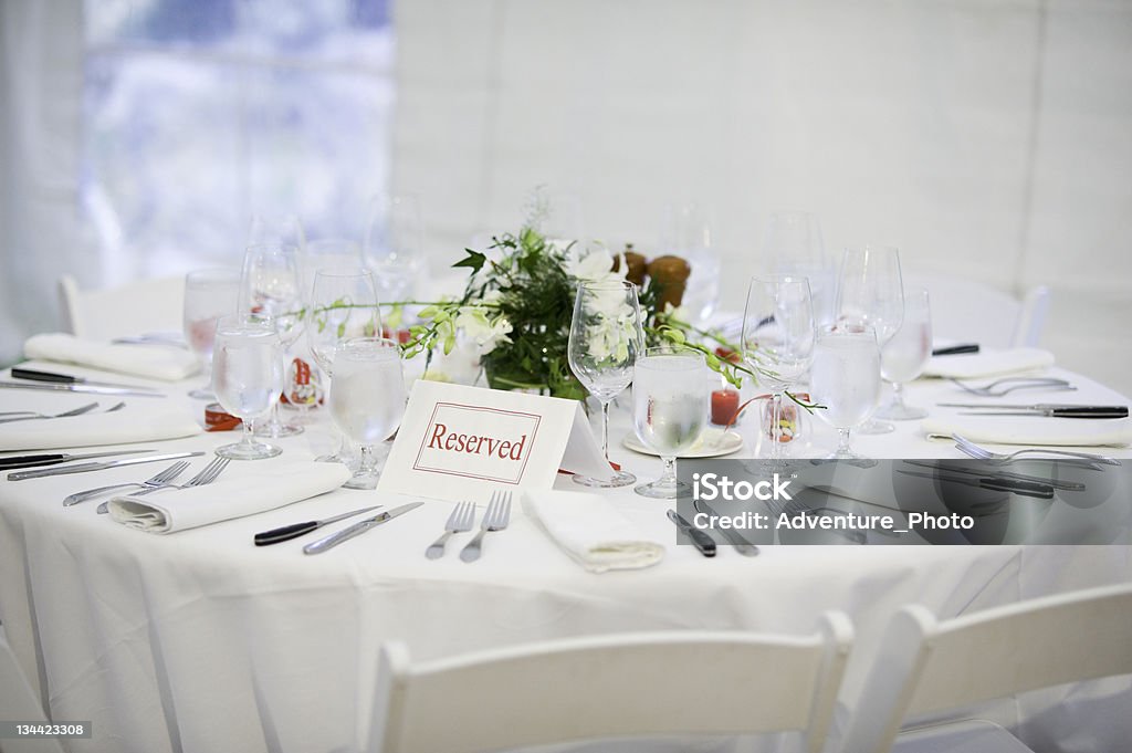 Tisch, Stühle und Tischgeschirr Aufbau für Hochzeits-Catering für Dinner-Veranstaltungen - Lizenzfrei Bildschärfe Stock-Foto