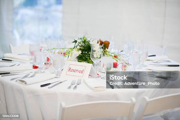 Tisch Stühle Und Tischgeschirr Aufbau Für Hochzeitscatering Für Dinnerveranstaltungen Stockfoto und mehr Bilder von Bildschärfe