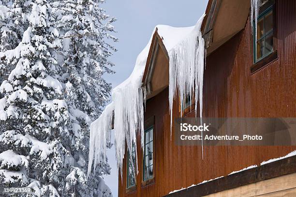 Ghiaccio Appesi Tetto Di Una Casa In Inverno - Fotografie stock e altre immagini di Esterno di un edificio - Esterno di un edificio, Ghiacciolo - Ghiaccio, Pendere