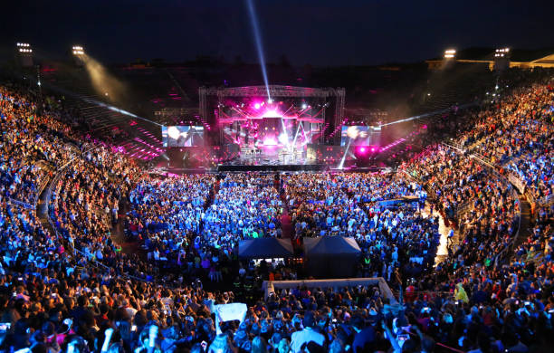 concerto dal vivo all'interno dell'arena con persone e palco - concert crowd foto e immagini stock