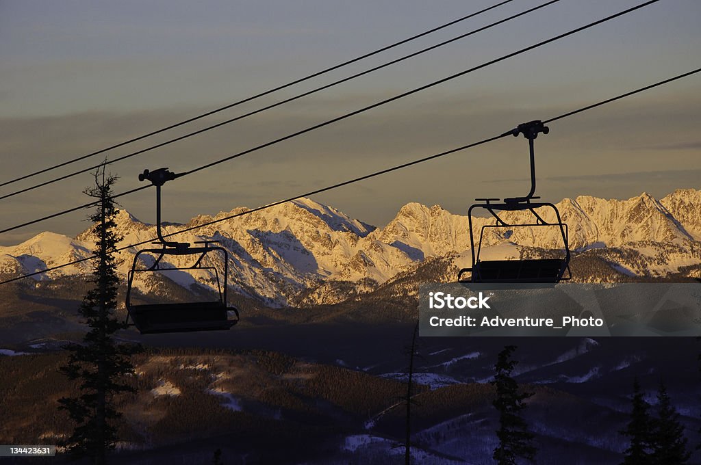 Télésiège chaises longues au coucher du soleil avec Gore Range dans le Colorado - Photo de Aiguille rocheuse libre de droits