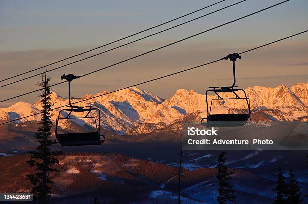 Photo libre de droit de Télésiège Chaises Longues Au Coucher Du Soleil Avec Gore Range Dans Le Colorado banque d'images et plus d'images libres de droit de Aiguille rocheuse