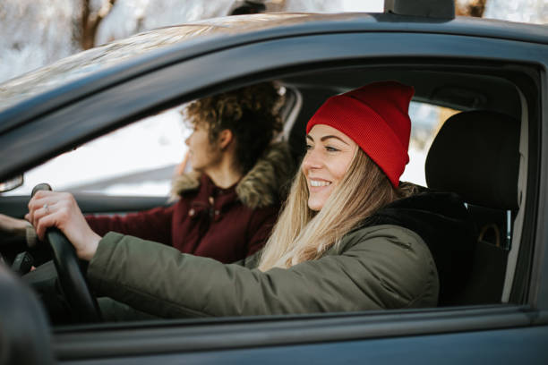 две подруги наслаждаются выходными - winter driving стоковые фото и изображения