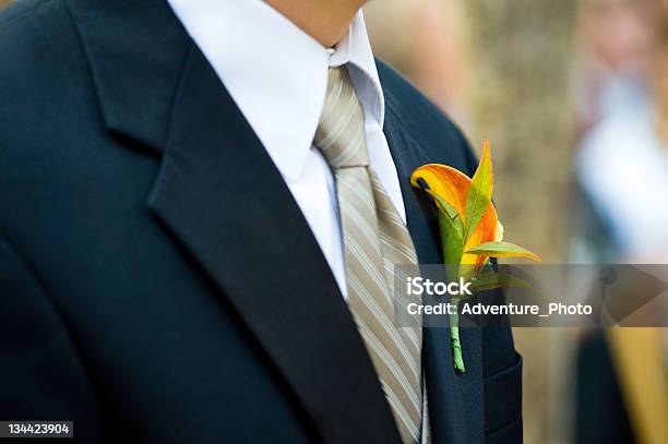 Korsarz Na Rękę Kwiat Na Pana Młodego Na Ślub - zdjęcia stockowe i więcej obrazów Dobrze ubrany - Dobrze ubrany, Dorosły, Fotografika