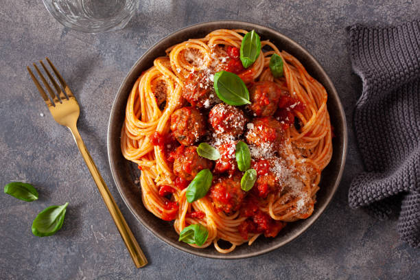 espaguetis con albóndigas y salsa de tomate, pasta italiana - espagueti fotos fotografías e imágenes de stock