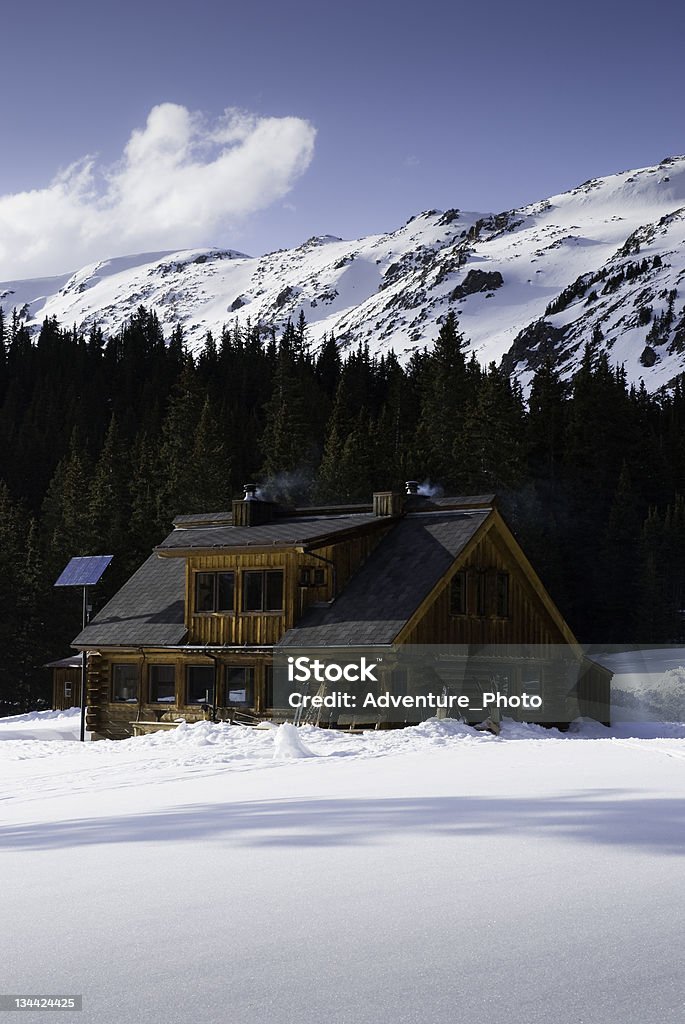 10 th Mountain Backcountry Ski Hut con las montañas de Colorado - Foto de stock de Colorado libre de derechos
