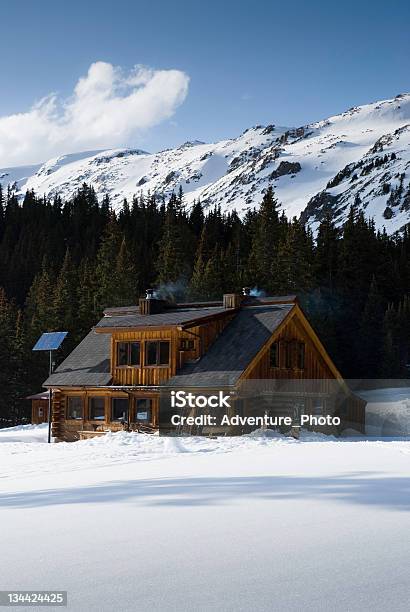 10 Th Backcountry Cabana De Esqui De Montanha Colorado Com Montanhas - Fotografias de stock e mais imagens de Colorado