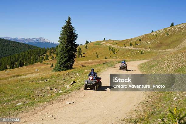 Foto de Atv Passageiros No Pitoresco Mountain Road e mais fotos de stock de Atividade - Atividade, Atividade Física, Atividade Recreativa