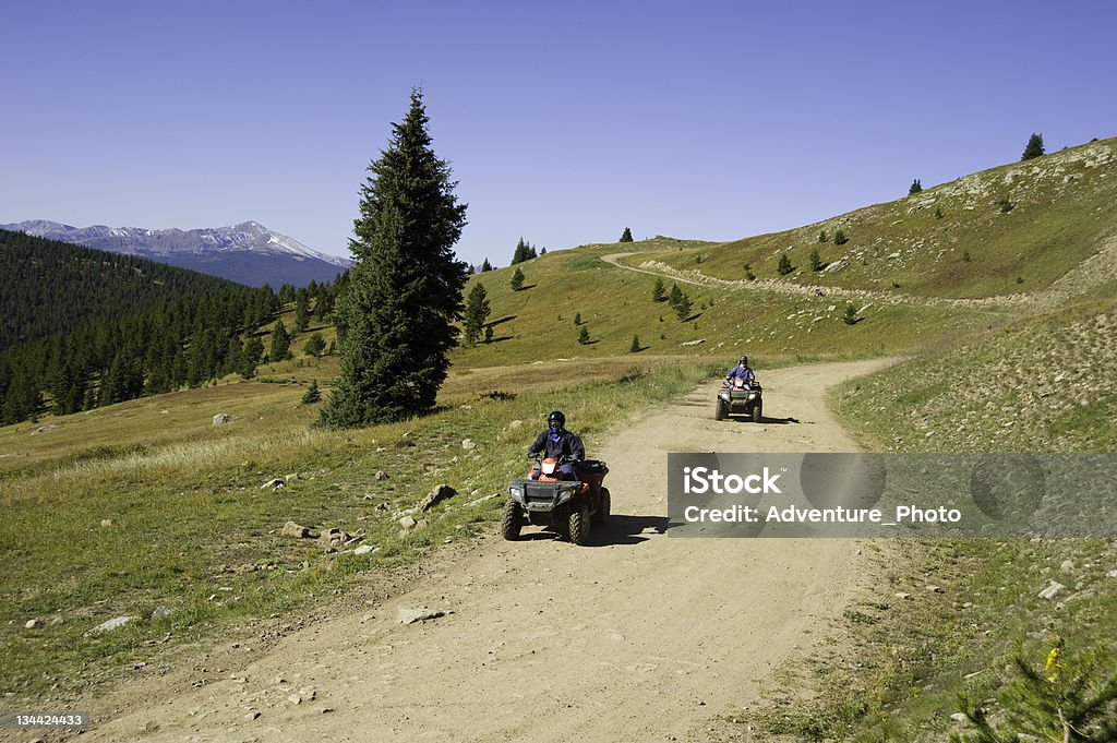 ATV катающиеся на живописные горы дорога - Стоковые фото Внедорожник роялти-фри