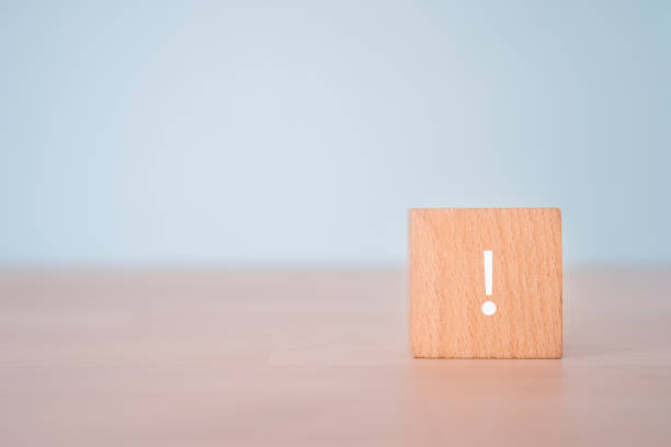 un bloque de madera con un signo de exclamación. - alertness fotografías e imágenes de stock