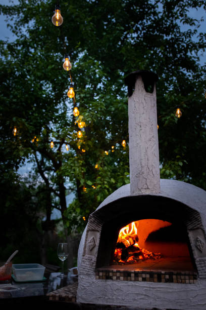 печь для пиццы во дворе дома - wood fire oven стоковые фото и изображения