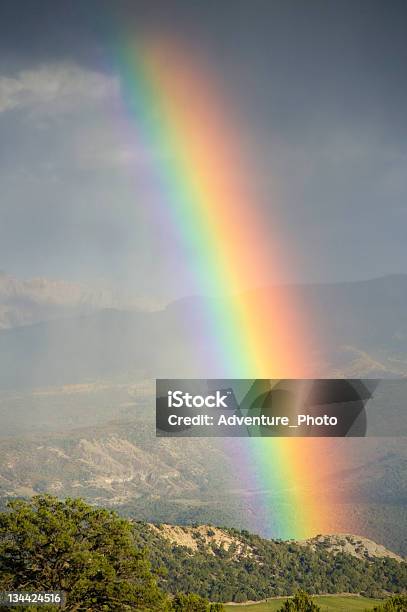 Photo libre de droit de Audacieux Couleurs Arcenciel Sur Les Montagnes banque d'images et plus d'images libres de droit de Arc en ciel - Arc en ciel, Ciel, Couleur