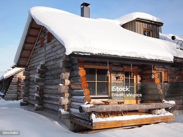 Traditionelle Schnee Bedeckten Hütte In Einem Ferienresort Stockfoto und mehr Bilder von Skihütte