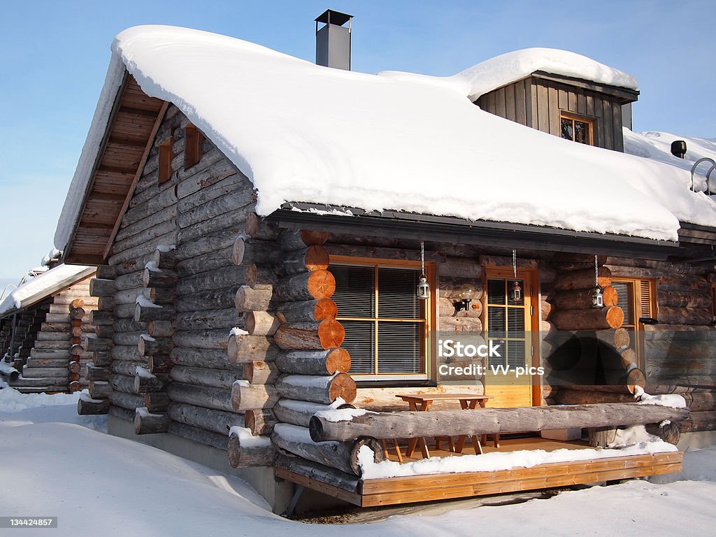 Tradicional cubierto de nieve de una cabaña de vacaciones en el resort - Foto de stock de Chalet libre de derechos