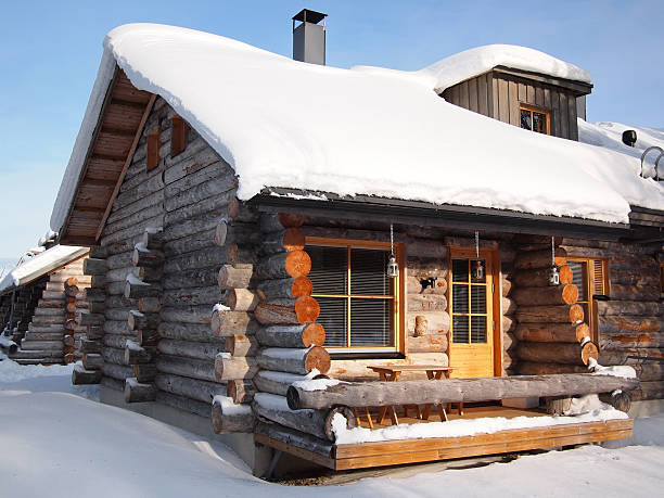 tradicional cubierto de nieve de una cabaña de vacaciones en el resort - cabin snow finland lapland fotografías e imágenes de stock