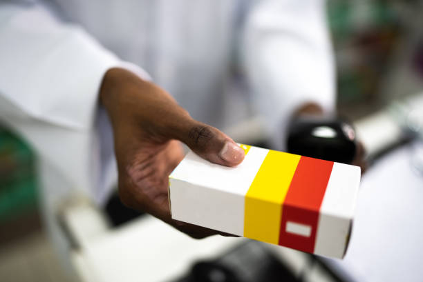manos masculinas usando escáner de código de barras para escanear un medicamento en la farmacia - generics fotografías e imágenes de stock