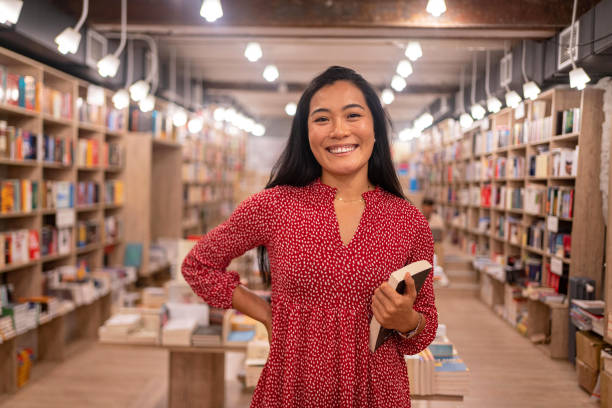 retrato de la bibliotecaria moderna de etnia asiática - bookstore fotografías e imágenes de stock