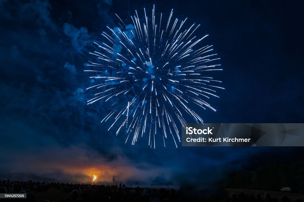 Fireworks in the Moonlight - Royalty-free Vuurwerkshow Stockfoto