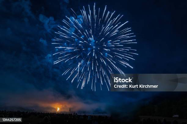 Fireworks In The Moonlight Stockfoto en meer beelden van Vuurwerkshow - Vuurwerkshow, Vuurwerk, Viering