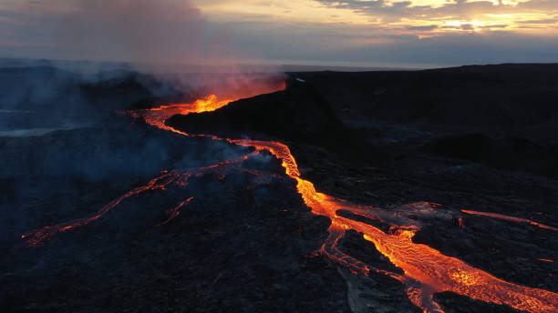 вид с воздуха на извержение лавы, активная гора фаградалсфьялл, исландия - volcano erupting lava fire стоковые фото и изображения