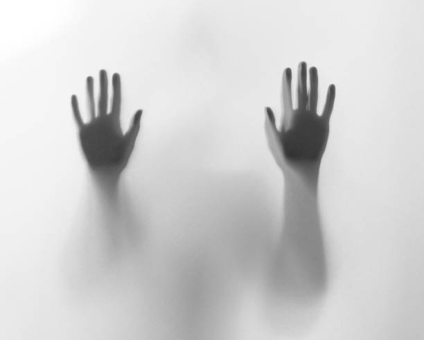 서리가 내린 유리 뒤에 핸드 실루엣 - trapped horror fog human hand 뉴스 사진 이미지