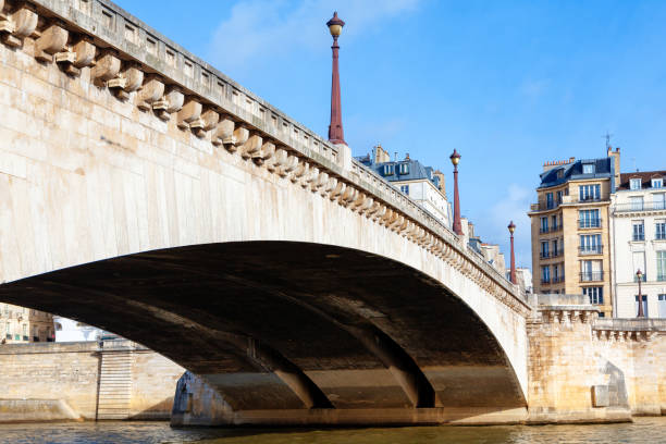 мост турнель в париже - pont de la tournelle стоковые фото и изображения