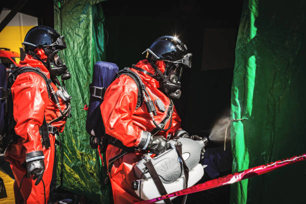 due operatori sanitari stanno disinfettando parte dell'ospedale mobile covid-19 - radiation protection suit toxic waste protective suit cleaning foto e immagini stock