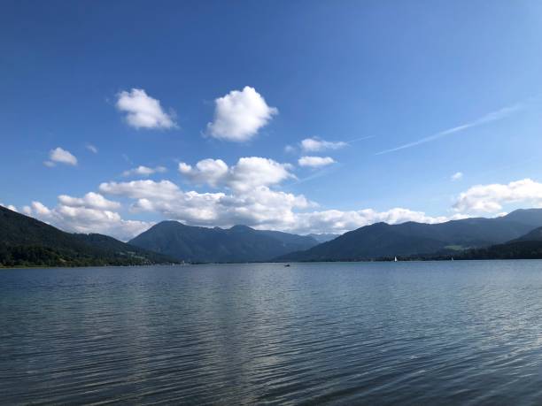 planner lake with reflections in the water - lake tegernsee imagens e fotografias de stock